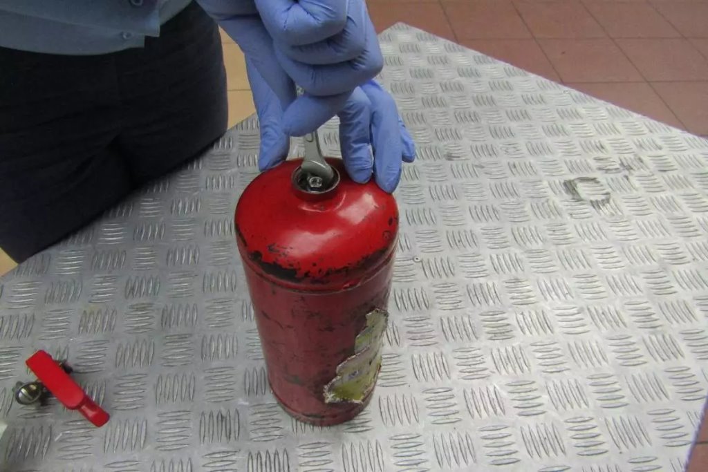 Белорус вез контрабанду в огнетушителе. Что там было?