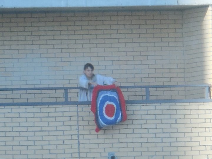 Можно ли вытряхивать ковры и дорожки с балкона?