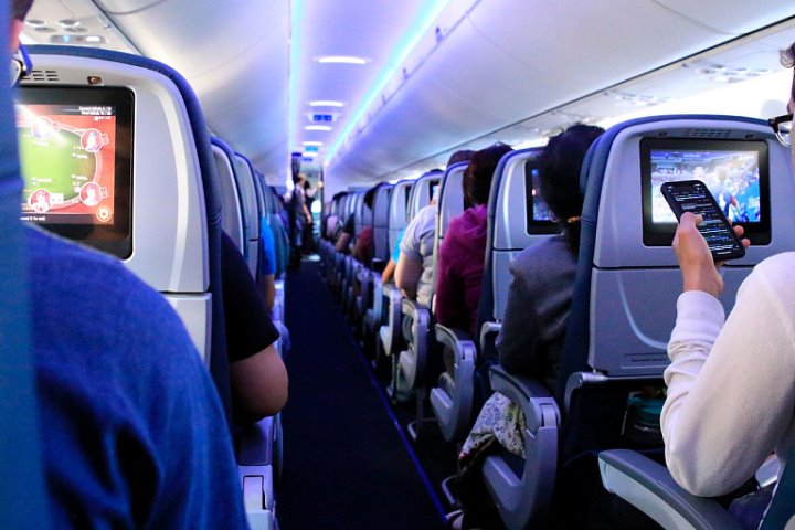 Путешественникам рассказали, что нельзя делать в самолете – это опасно
