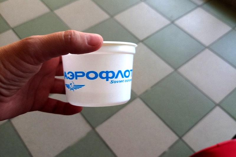 В аэропорту Бреста заметили советские стаканчики для питья. Что это значит?