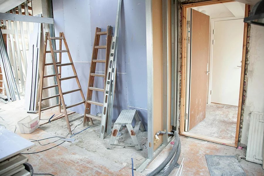 «Зачем они так жестоко?» Как белорус бесплатно сделал ремонт в двух съемных квартирах