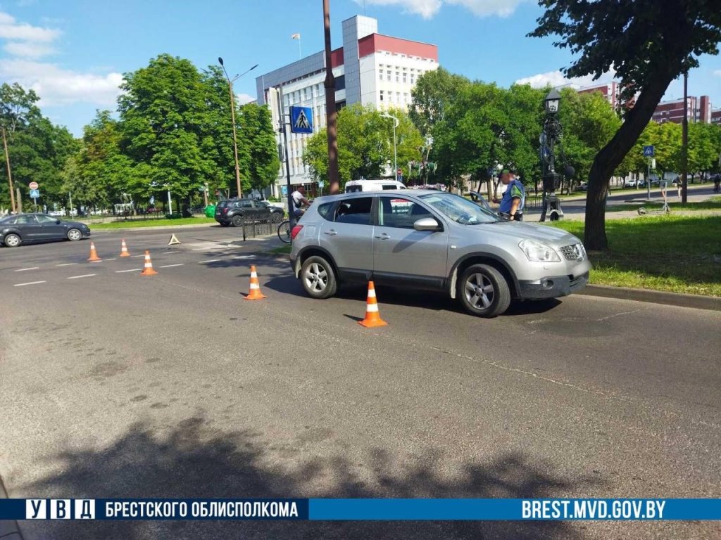 В Бресте водитель Nissan сбила девушку на электросамокате