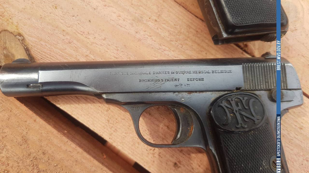 В Бресте под крышей старого здания нашли два пистолета