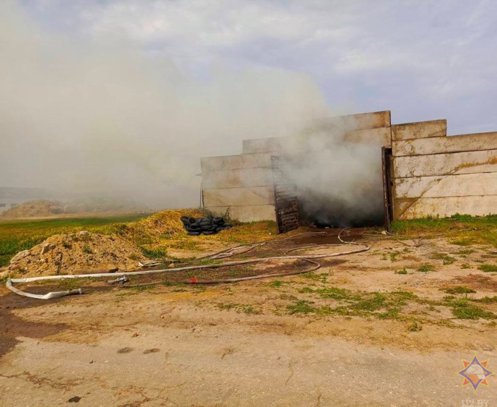 В Брестском районе горел сеносклад