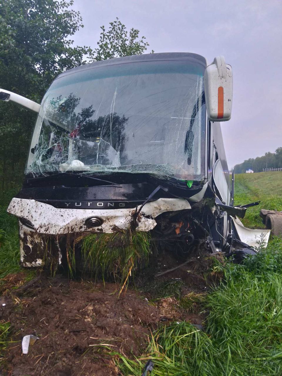 Автобус Вильнюс – Могилев оказался в кювете