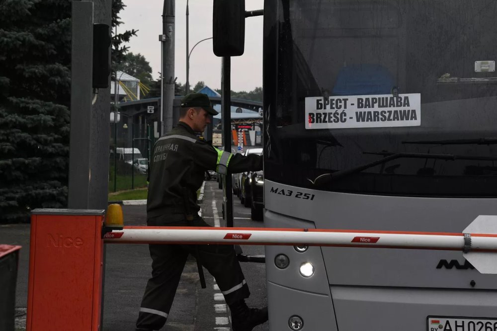 Новый рекорд: в Бресте в очереди на выезд из Беларуси скопилось 90 автобусов