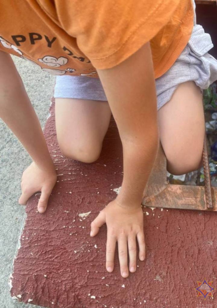 В Бресте нога ребенка застряла в решетке подвального помещения