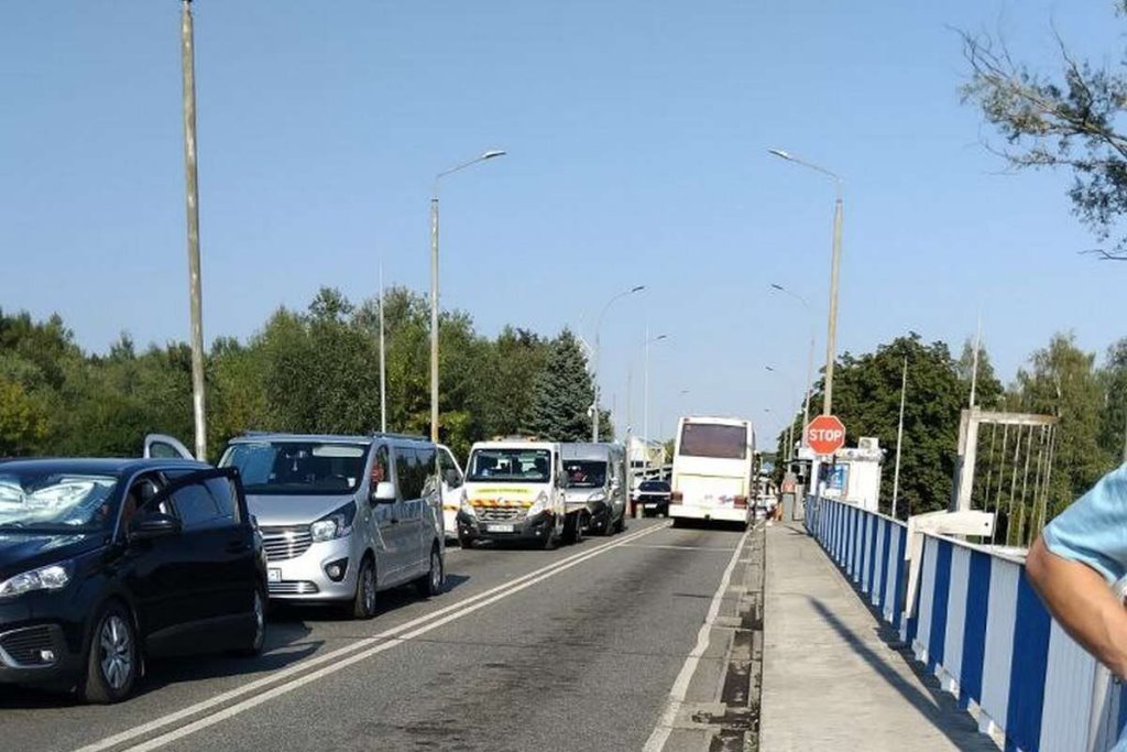 Не пустят – переплывет. В очереди на границе в Польшу из Бреста замечен ЛуАЗ-967