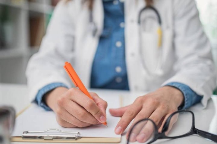 Страховать врачей и разрешить фото медкарточек. Что предлагают изменить в здравоохранении