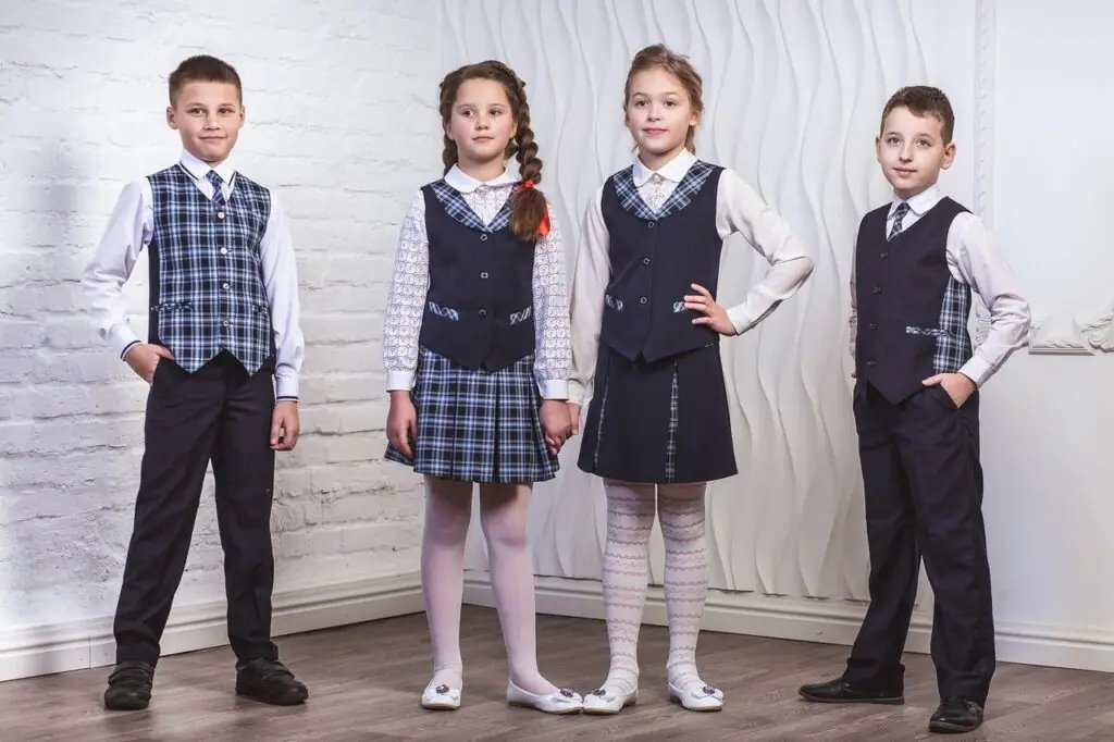 Школьный гардероб: что дешевле, купить одежду в магазине или сшить самому?