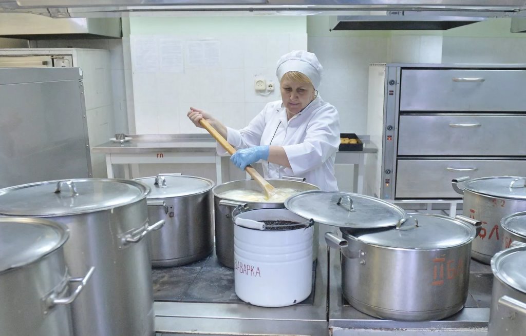 Минздрав рассказал, чем нельзя кормить школьников