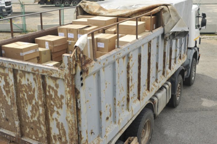 Под видом керамзита в Россию пытались ввезти много белорусских сигарет