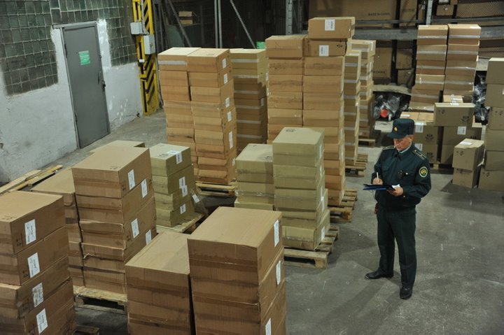 Под видом керамзита в Россию пытались ввезти много белорусских сигарет