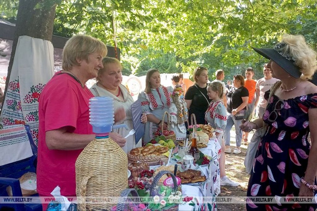 С домашним теплом и по старинным рецептам. В Брестском районе прошел гастрофест «Скокаўскія спасоўкі»