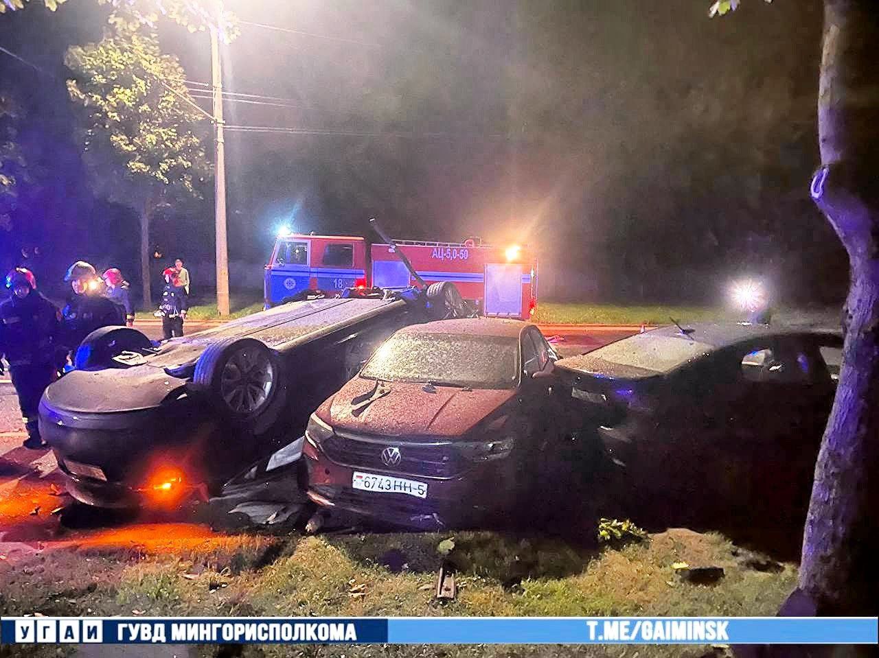 В Минске работник автомойки угнал Tesla и протаранил пять припаркованных автомобилей