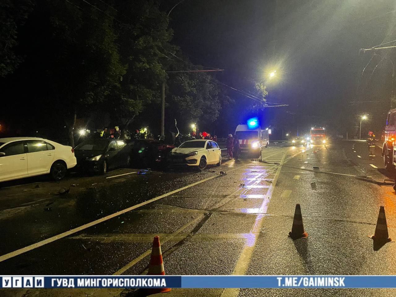 В Минске работник автомойки угнал Tesla и протаранил пять припаркованных автомобилей