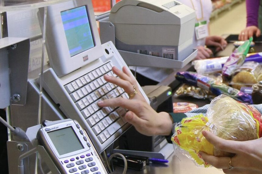 Бывает, что цены в торговом зале не соответствуют ценам, озвученным кассиром. По какой стоимости покупателю все-таки должны продать товар?