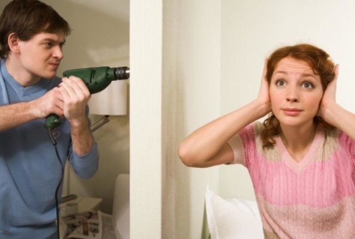 Когда в квартире можно выполнять шумные строительные работы, разъяснил юрист