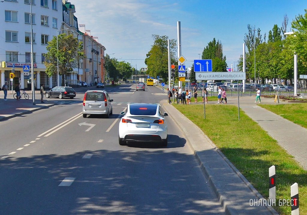 «Зеленая волна» по улице Орджоникидзе в Бресте