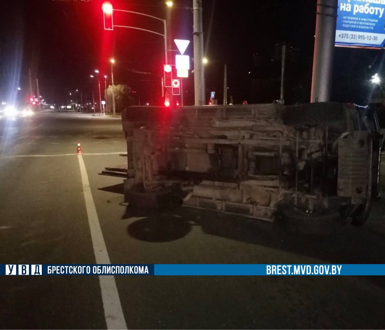 В Бресте Mercedes оказался на боку - подробности ДТП