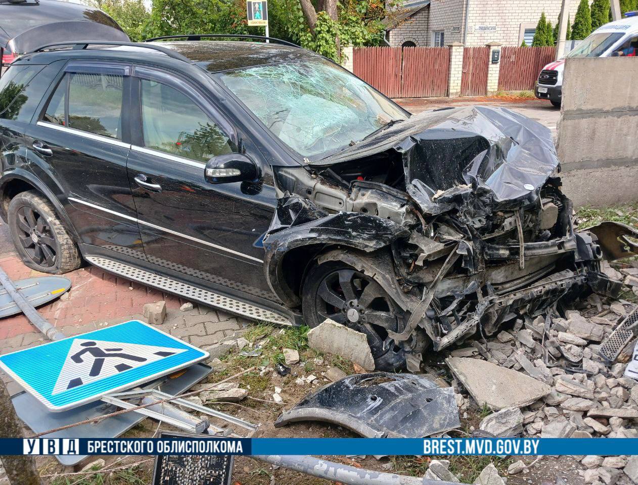 В Бресте Mercedes вылетел с дороги и въехал в угол дома