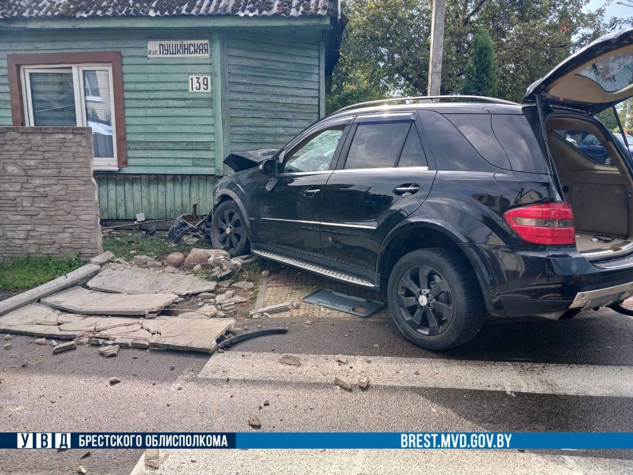 В Бресте Mercedes вылетел с дороги и въехал в угол дома