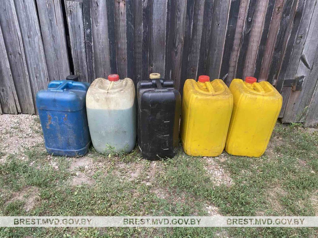 В Малоритском районе тракторист сливал окрашенное дизельное топливо