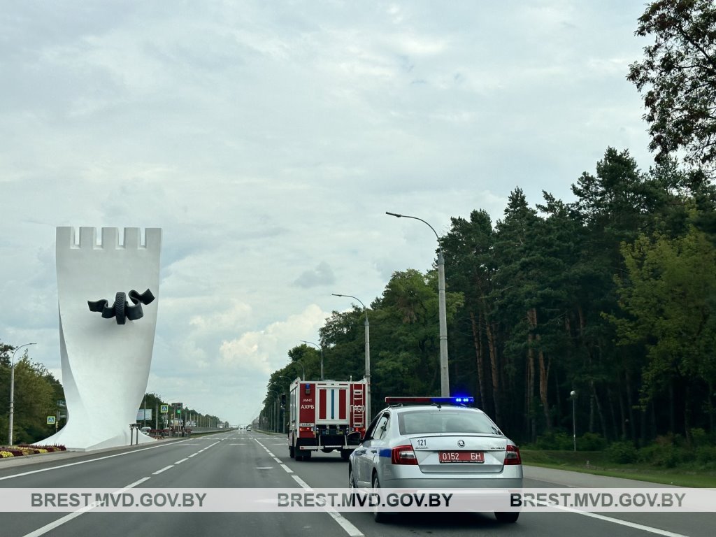 В Бресте ГАИ провела тренировочный прогон автомобиля МЧС