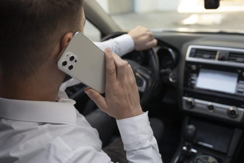 В Беларуси ГАИ отследит любителей поговорить по телефону за рулем. Что грозит нарушителям?