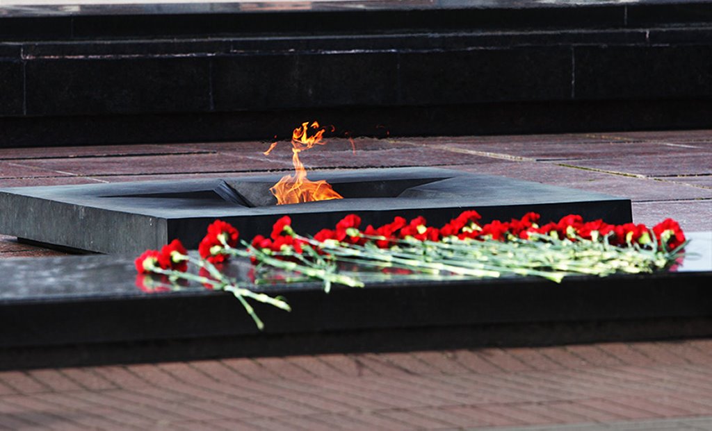 В Беларуси наказали мужчину, который прикурил сигарету от Вечного огня