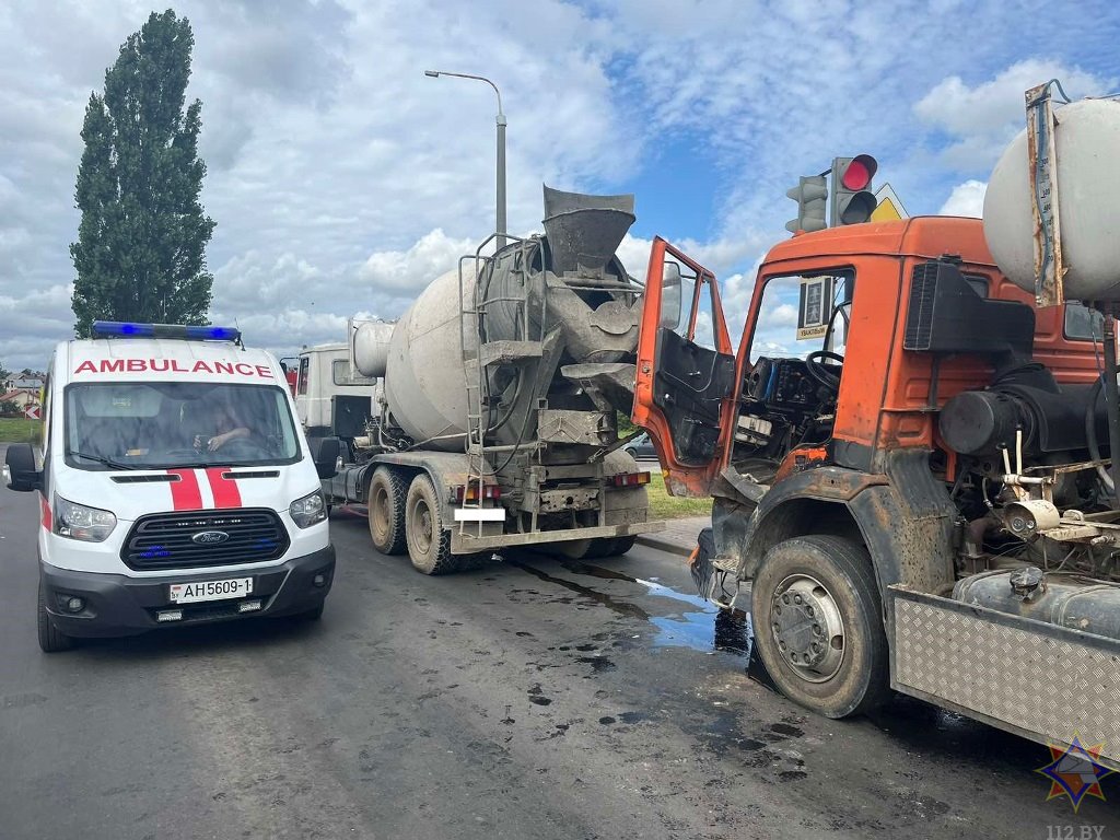 Две бетономешалки столкнулись в Барановичах