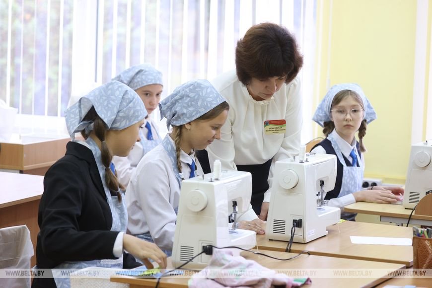 Александр Лукашенко прибыл в Парохонскую среднюю школу. Вот в чем уникальность этого учреждения