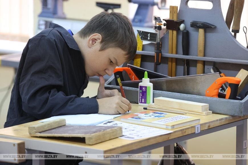 Александр Лукашенко прибыл в Парохонскую среднюю школу. Вот в чем уникальность этого учреждения