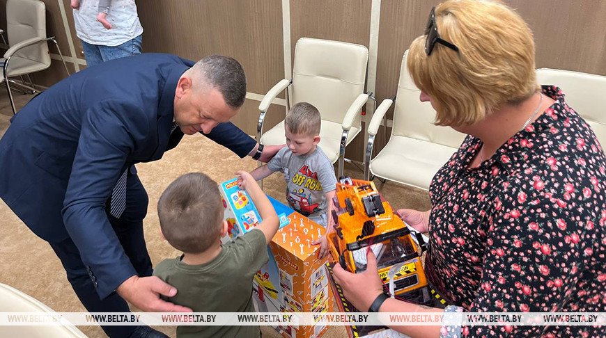 «Спасибо за подарки детям». В Бресте передали наборы игрушек переехавшим в Беларусь многодетным семьям
