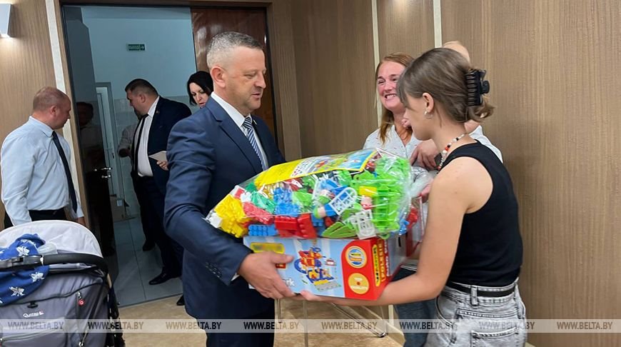 «Спасибо за подарки детям». В Бресте передали наборы игрушек переехавшим в Беларусь многодетным семьям