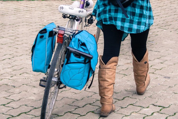 За нарушение – штраф. ГАИ напомнила, какие грузы можно возить на велосипеде