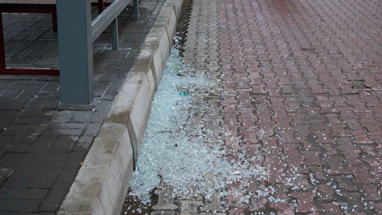 В Бресте мужчина разбил стекло на остановке общественного транспорта