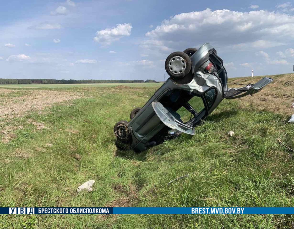 В Березовском районе перевернулся Renault