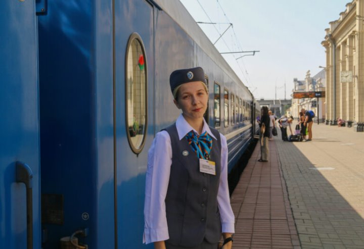 Проводник поезда. 18-летняя брестчанка рассказала о работе и романтике выбранного пути