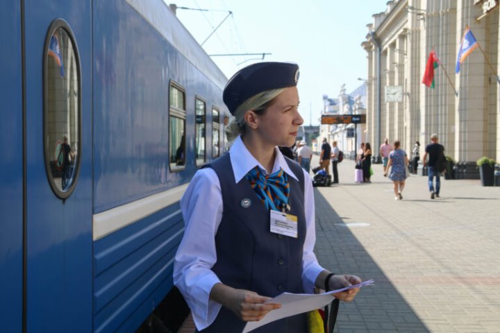 Проводник поезда. 18-летняя брестчанка рассказала о работе и романтике выбранного пути