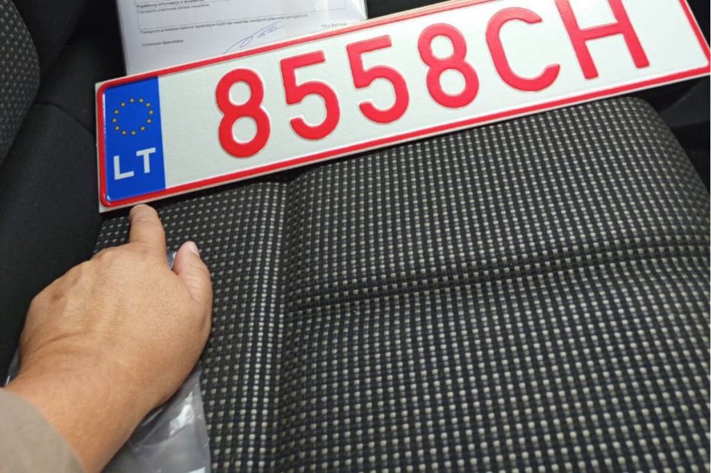 Голодавшему в Клайпеде белорусу выдали транзитные номера