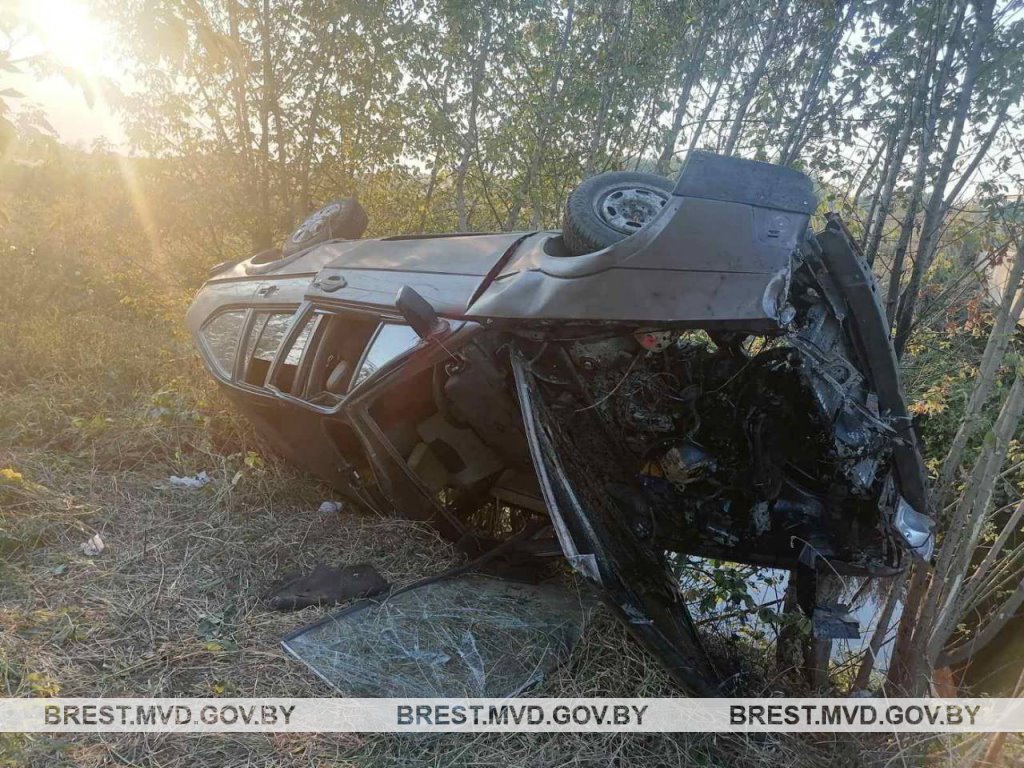 В Столинском районе пьяный бесправник перевернул автомобиль