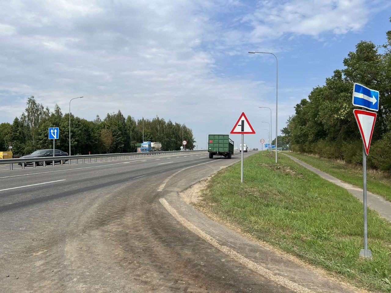 Трактор с телятами столкнулся с грузовиком