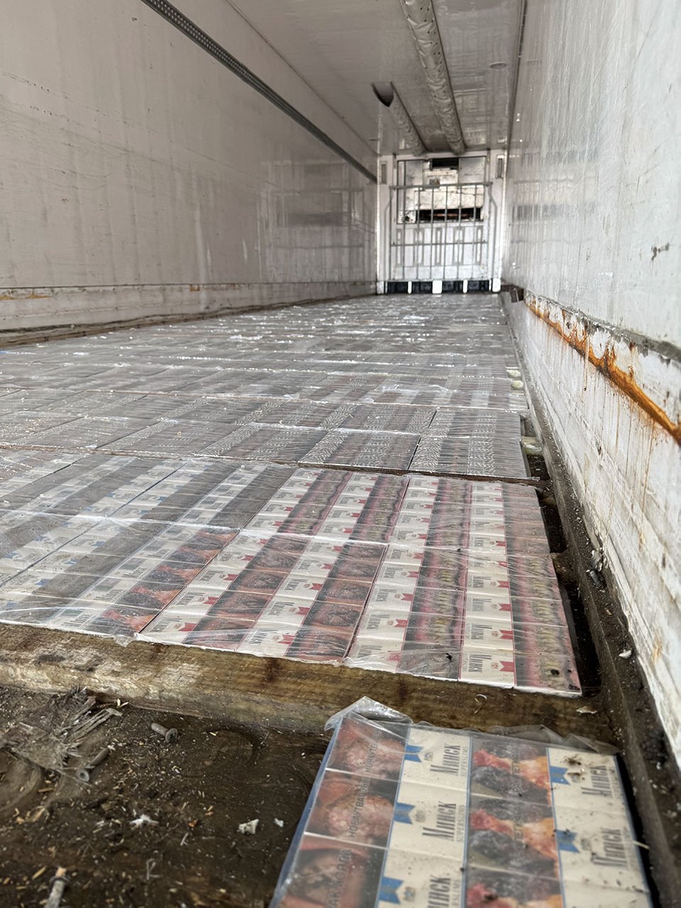 Под полом и потолком фуры на границе нашли 15 000 пачек сигарет