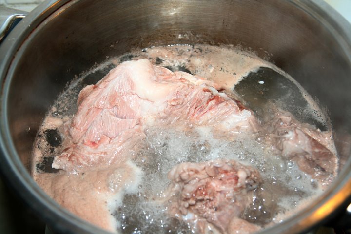 Нужно ли убирать пену при варке мяса — повара дали окончательный ответ