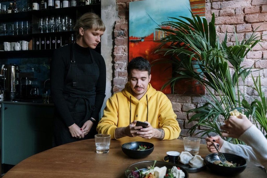 Появится ли в Беларуси налог на чаевые в кафе и ресторанах?