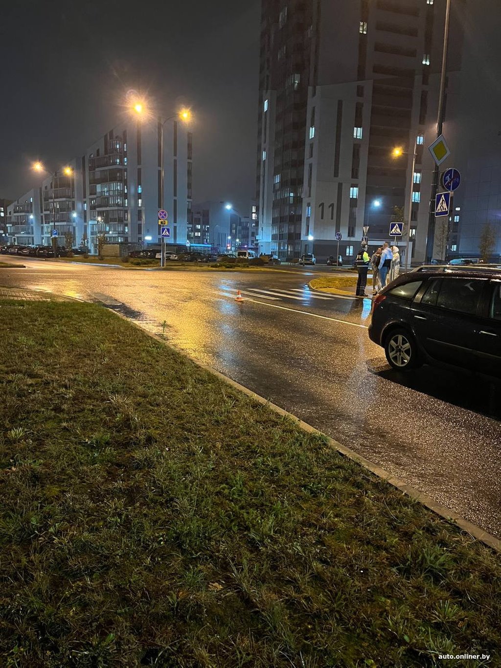 Жуткое видео: на полном ходу машина сбила двух пешеходов