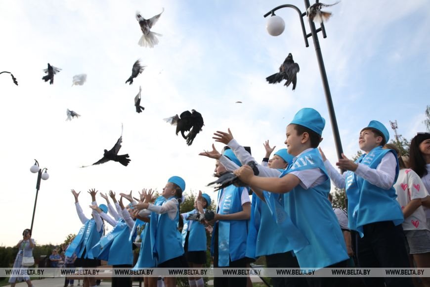 «Парящие книги» и «Дети лесной школы». Новые арт-объекты украсили Ивацевичи