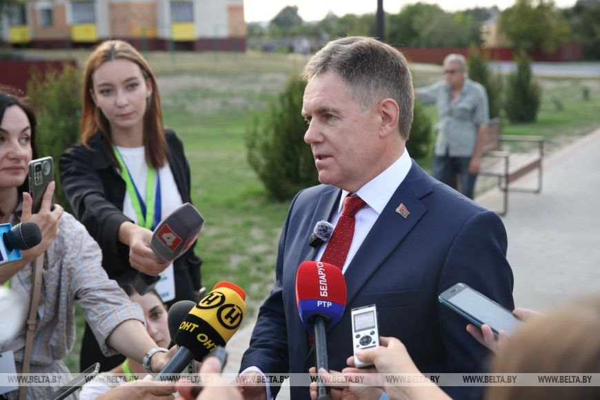 «Парящие книги» и «Дети лесной школы». Новые арт-объекты украсили Ивацевичи