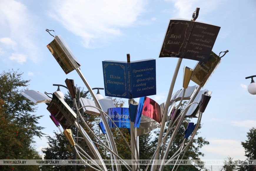 «Парящие книги» и «Дети лесной школы». Новые арт-объекты украсили Ивацевичи